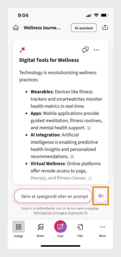 Dashboardet Indsigter i Acrobat PDF Spaces viser en fremhævet stemmeknap ved siden af prompt-feltet.
