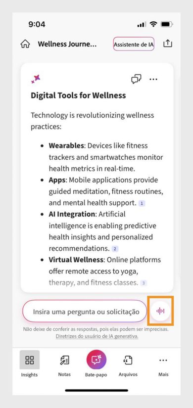 O painel de Insights do Acrobat PDF Spaces mostra um botão de voz destacado ao lado do campo Prompt.