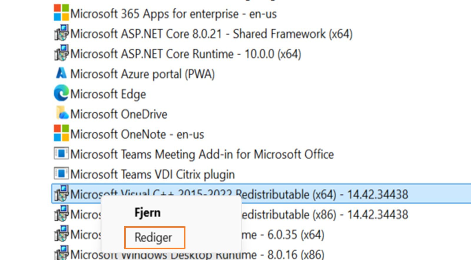 Vinduet Programmer og funktioner viser en Microsoft Visual C++ Redistributable med Skift indstilling fremhævet.
