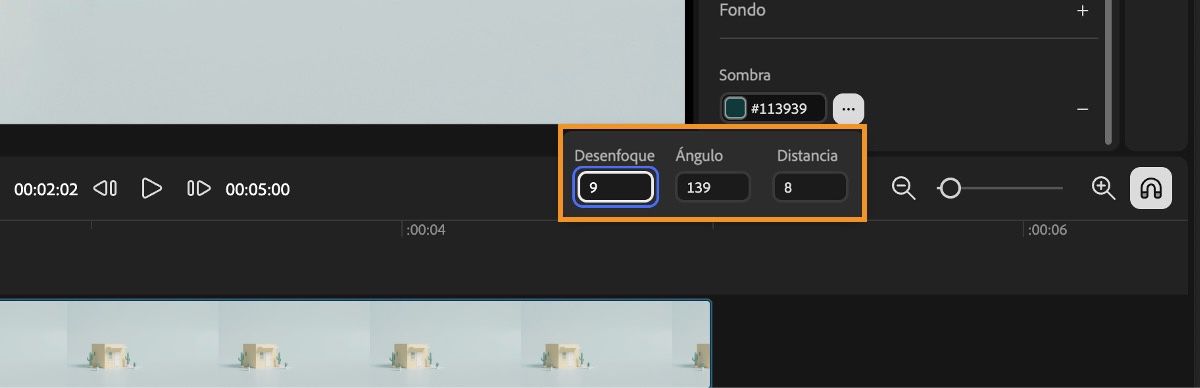 La capa de texto está seleccionada en la cronología y hay propiedades de texto que puedes editar. Las propiedades resaltadas son Sombra y su desenfoque, ángulo y distancia.