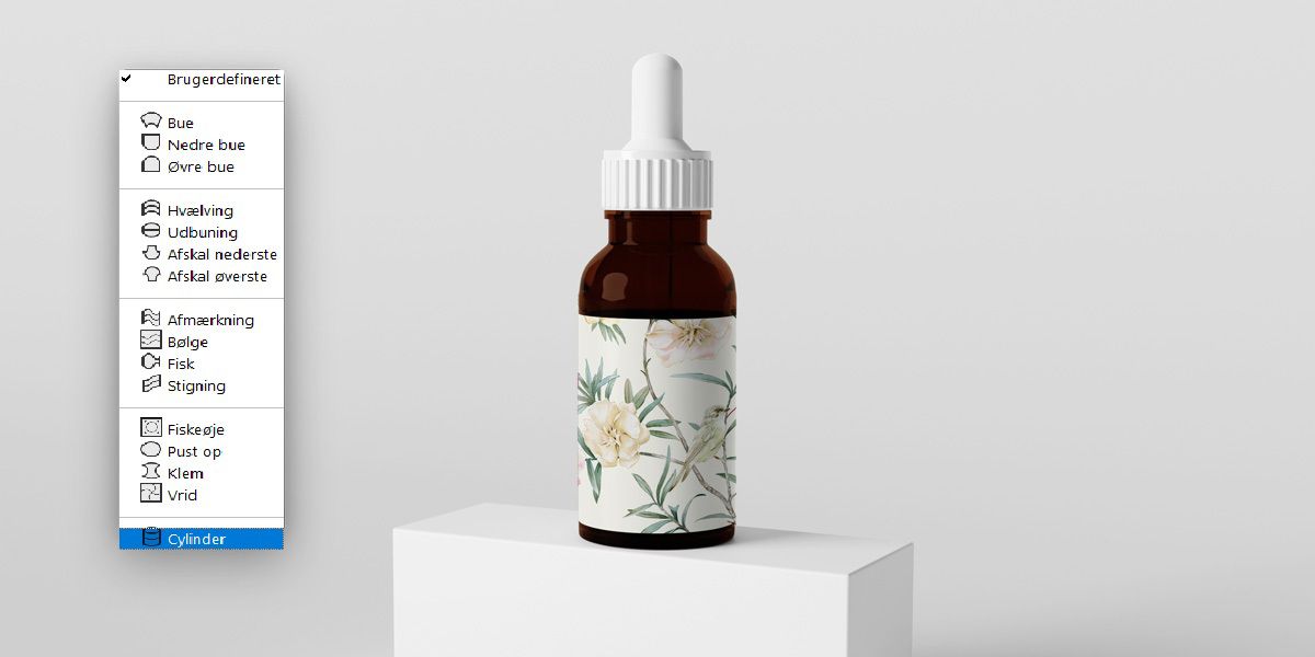 Photoshop-fordrejningsrullemenu med Cylinder valgt, der viser en blomsteretiket viklet omkring en pipetteflaske. En flaske med en pipette.