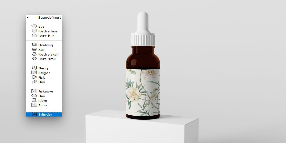 Photoshop fordreiningsmeny med Sylinder valgt, som viser en blomsteretikett pakket rundt en dråpeflaske.En flaske med dråpeteller.